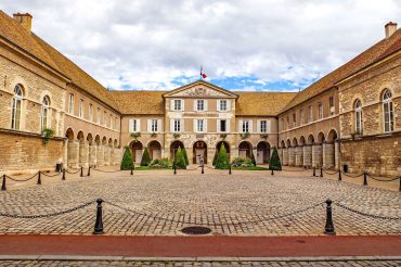 Hôtel Ibis Beaune | La Ferme aux Vins